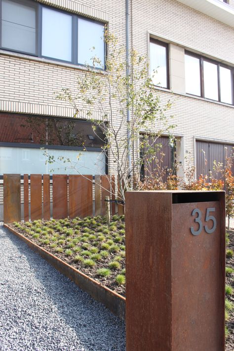 studio k - voortuin edegem 2012 (cortenstaal, basaltsplit, betontegels, Festuca gautieri, Amelanchier lamarckii) Letterbox Ideas, Amelanchier Lamarckii, Letter Box Design, Cor Ten Steel, Modern Mailbox, Outdoor Patio Garden, Parcel Box, Modern Barn House, Entry Gates