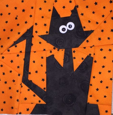 Fraidy Cat Halloween Paper Piecing, Fraidy Cat, Free Paper Piecing Patterns, Cat Quilt Block, Halloween Quilt Patterns, Halloween Blocks, Lantern Table, Cat Quilt Patterns, Fall Quilt Patterns