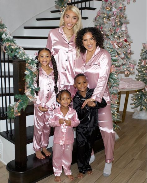 Black Girls Luxury Lifestyle, Pajamas Aesthetic, Pretty Christmas Decorations, Mommy Moments, Christmas Pj, Beautiful Photoshoot Ideas, Holiday Photoshoot, Family Photoshoot Outfits, Family Christmas Pictures