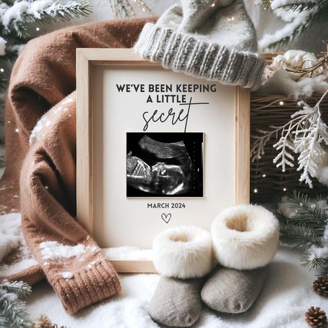 👼 🤰Share the warmth of your wonderful news with our Winter Wonderland Pregnancy Announcement Template! Nestled in fluffy snow, our cozy mittens hold the promise of joy with a sweet ultrasound photo, announcing.  This heartwarming scene is perfect for parents announcing a winter baby. The Canva template is fully editable, so you can add your personal touch and announce your bundle of joy your way ~ Editable Pregnancy Announcement ~ This editable and printable gender-neutral letter board boho pregnancy announcement is perfect for social media. The announcement features a neutral styled backdrop with eucalyptus leaves, a letter board, and baby props. You can include your baby's family name, due date, and even a photo of your choice (optional). Customize and personalize this announcement wit New Years Eve Baby Announcement, Winter Pregnancy Announcement Baby 2, Winter Pregnancy Announcement Photoshoot, Baby Announcing Ideas Christmas, Christmas Baby Announcement To Family, Winter Baby Announcement Ideas, Christmas Announcement Pregnancy, Snow Baby Announcement, January Pregnancy Announcement