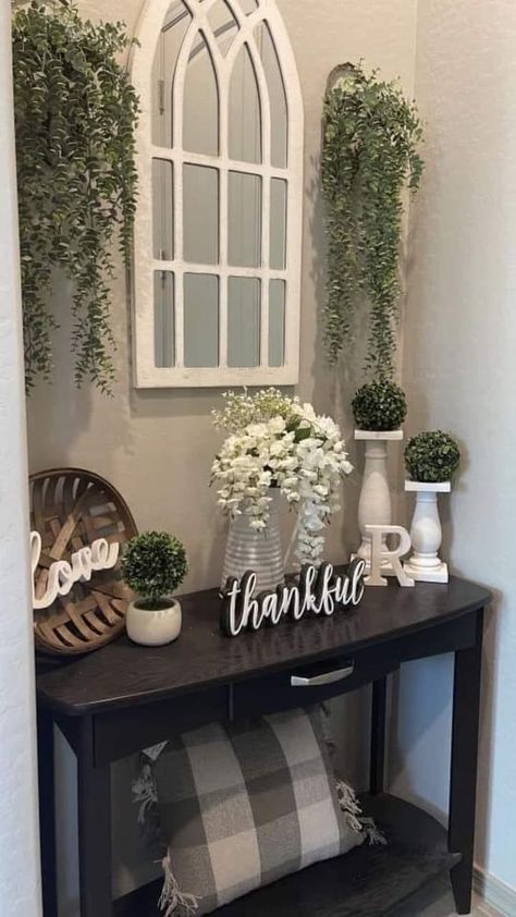 Entry Table Decor, Charming Cottage, Entryway Table Decor, Casa Country, Cottage Gardens, Home Entrance Decor, Farmhouse Decor Living Room, Entrance Decor, Country House Decor