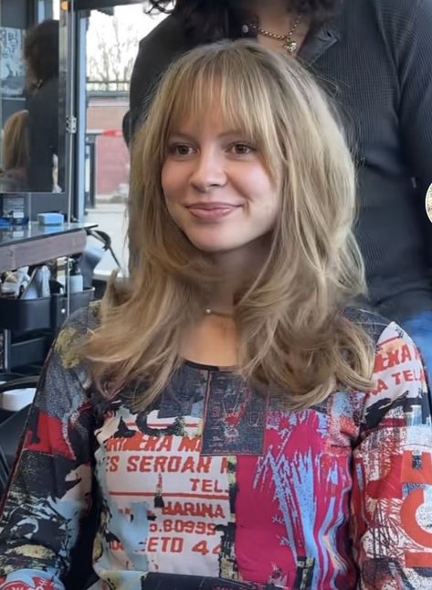 Fringe Hairstyles Layers, Wispy 70s Bangs, 70s Hair Fringe, Layered 90s Haircut With Bangs, Women Haircut Medium Layers, Blonde Bangs With Layers, Layers With Bangs Haircut, 1970s Haircuts Women, 70s Haircut Bangs