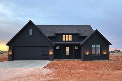 Black House Exterior Woodworking Plans, Black Houses, White Siding, American House Plans, Black Farmhouse, American Farmhouse, Architectural Design House Plans, American House, Casa Exterior