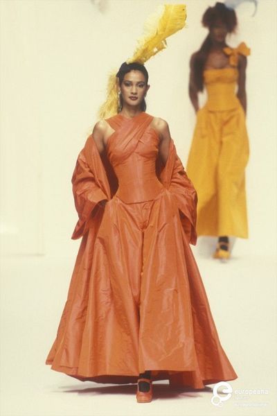 CHANEL Couture Runway Show FW 1994 1999 Fashion, Award Show Dresses, Runway Gowns, 90s Runway Fashion, Original Supermodels, Statement Dress, Glam Dresses, French Fashion, Couture Dresses