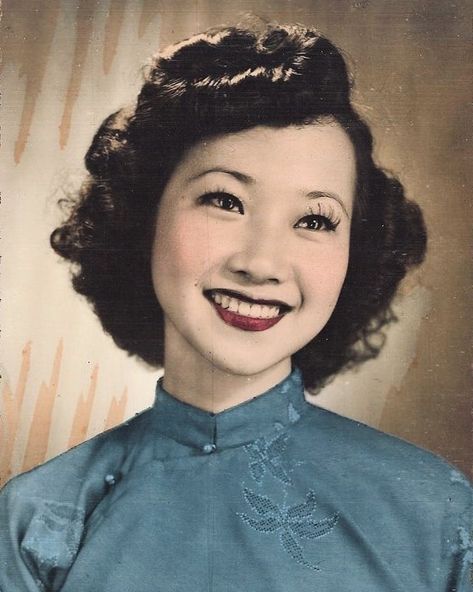 Old Vietnamese Woman, Vintage Asian Women, Vietnamese Haircut, Ancient Vietnam, Vietnamese History, 1950s Hairstyles, Mom Hairstyles, Asian Hair, Vintage Portraits