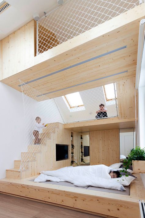 This is an extremely unique bedroom idea. I say that because of the multiple landings and the netting that keeps the children safe from falling off the stairs and out of the loft. It gives the kids plenty of space to run around and play while you sleep soundly on the bottom platform. Notice how the bed is built into the floor. This gives you optimal space without sacrificing anything else. Mezzanine Bedroom Ideas, Apartemen Studio, Mezzanine Bedroom, Design Ložnic, Parents Bedroom, Kids Loft, Kids Room Design, Dream Rooms, Family House