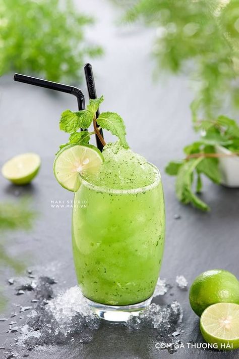 Resep Mojito, Coctails Recipes, Colorful Drinks, Lemon Drink, Refreshing Drinks Recipes, Food Menu Design, Food Photography Tips, Pretty Drinks, Halloween Drinks