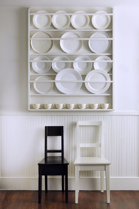 Displays a collection of platters and plates on a simple rack so that they become works of art. Wall Mount Plate Rack, Decorative Plates Display, Wooden Plate Rack, Plate Rack Wall, Diy Plate Rack, Plate Shelves, Kitchen Plate, Plate Rack, Plate Racks