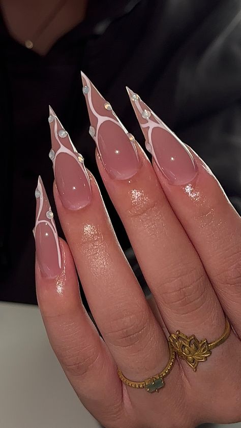 Nails Almond Stilleto French Nails, Stiletto Nails White Designs, Simple Stiletto Nail Designs, White Stellio Nails, Pointed Acrylic Nail Designs, French Tip Pointy Nails, White Stilletos Nails, Pointed Nails Design, Stilleto Frenchies