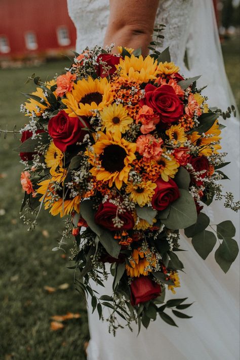 Fall Bridal Bouquet With Sunflowers, Sunflower Wedding Hair, Red Rose And Sunflower Bouquet, Sunflowers And Roses Wedding, Flower Bouquet Sunflower, Sunflower Fall Wedding, Bouquet With Sunflowers, Farmer Wedding, Early Fall Weddings