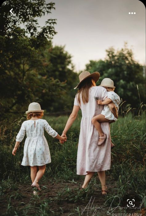 Family Photos Flower Field, Dreamy Family Photoshoot, Flower Field Family Photoshoot, Mother And Children Photography, Field Family Photoshoot, Siblings Photoshoot, Mother Day Photoshoot, Mother Day Photoshoot Mini Sessions, Mother Daughter Photography Poses