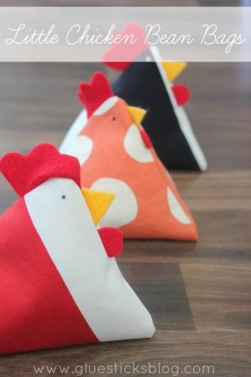 Little Chicken bean bag tutorial. Under 15 minutes. Could make bunny versions! Chicken Crafts, Chicken Pattern, Pattern Weights, Bag Tutorial, Bean Bags, Baby Diy, Sewing Toys, Diy Couture, Fabric Projects