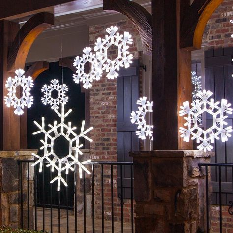 Cool White Christmas Lights Outdoor, Outdoor Christmas Lights On House, Led Outdoor Christmas Decorations, Outdoor Christmas Lights Diy, Snowflake Decor, Christmas Lights Outside, Starburst Light, Snowflake Lights, Christmas House Lights