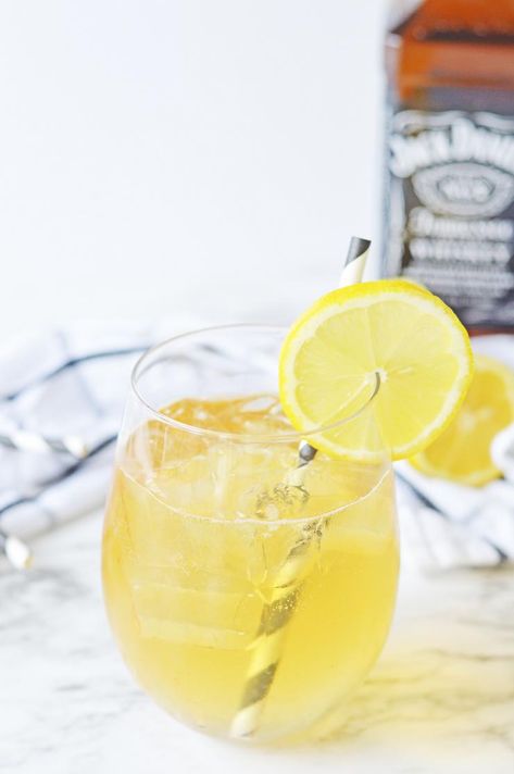 BEST Lynchburg Lemonade Cocktail Recipe – Easy and Simple Jack Daniels Alcohol Mixed Drinks Jack Daniels Lemonade, Alcohol Mixed Drinks, Jack Daniels Drinks, Best Alcoholic Drinks, Simple Jack, Lynchburg Lemonade, Lemonade Cocktail Recipe, Alcoholic Drinks Recipes, Simple Cocktails