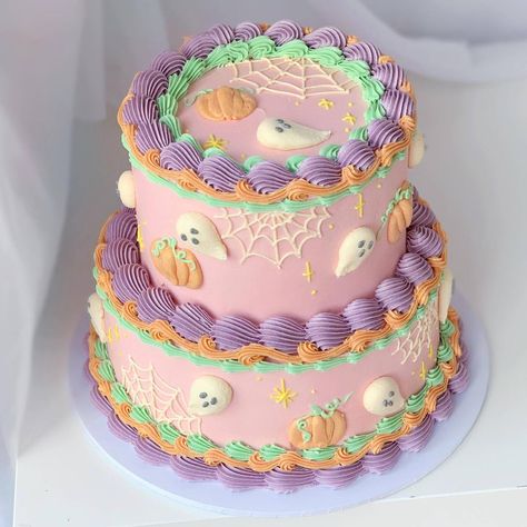 Pasteles Halloween, Spooky Cake, Halloween Birthday Cakes, Halloween Cake Decorating, Birthday Cake Decorating Ideas, Stunning Cakes, Pastel Halloween, Fall Cakes, Tiered Cake