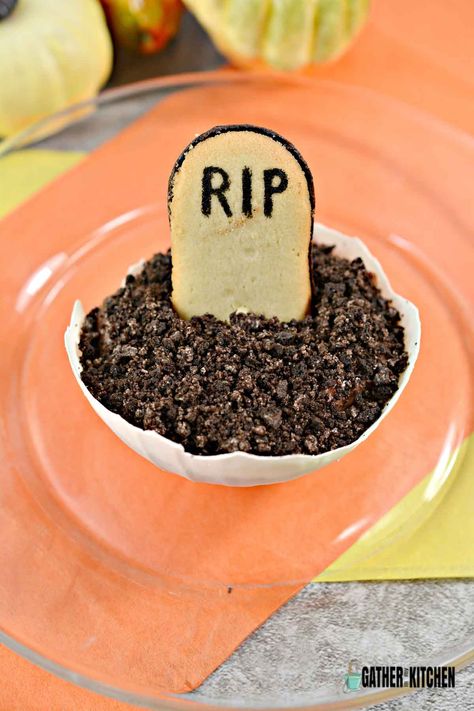 This Halloween Oreo Dirt Pudding Bowl is such a fun Halloween dessert idea. It is a take on dirt pudding cups, but you make a candy bowl instead of using a clear plastic cup. Halloween Dirt Cake Cups, Dirt Cup Recipe, Oreo Dirt Dessert, Halloween Dirt Cake, Halloween Dirt Pudding, Dirt Cake Cups, Dirt Pudding Recipes, Oreo Dirt Pudding, Halloween Dirt