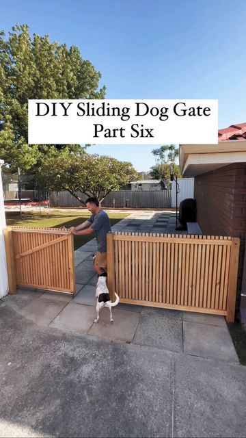 Outdoor Dog Gate Diy, Side Yard Gates Ideas Diy, Wooden Outdoor Gate Design, Sliding Wooden Gates Backyard, Sliding Dog Gate Outdoor, Diy Wooden Gate Backyards, Sliding Gate Fence, Diy Gate Driveway, Sliding Backyard Gate