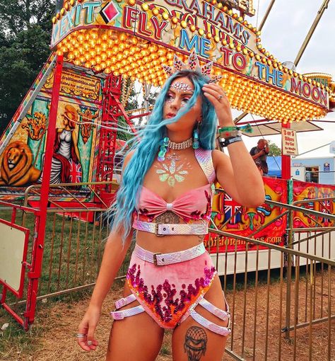 Baby dragon rave set. Pink, iridescent cute party set. Blue hair. Face gems. Blue Rave Outfit, Hippie Festival Outfit, Edm Festival Outfit, Festival Rave Outfit, Festival Inspo, Look Festival, Summer Festival Outfit, Neon Outfits, Rave Girl