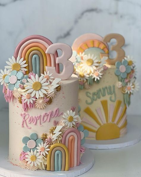 Young Wild And Three Birthday Cake, Two Groovy Birthday Cake, Groovy Cake Ideas, Groovy Birthday Cake, Flower Power Cake, Retro Birthday Cake, Boho Birthday Cake, Groovy Cake, Hippie Cake