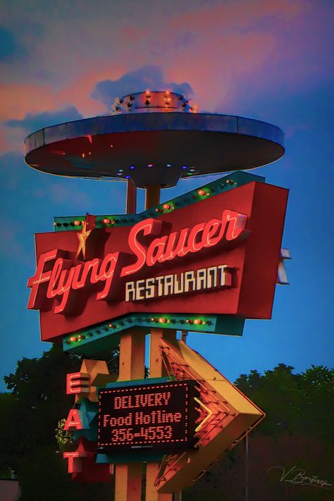 Flying Saucer | This is a neon sign from an old greasy spoon… | Flickr Bedroom Aesthetic Vintage, Diner Aesthetic, Restaurant Sign, Futurisme Retro, Vintage Neon Signs, Fotografi Vintage, 80s Aesthetic, Retro Sign, Neon Aesthetic