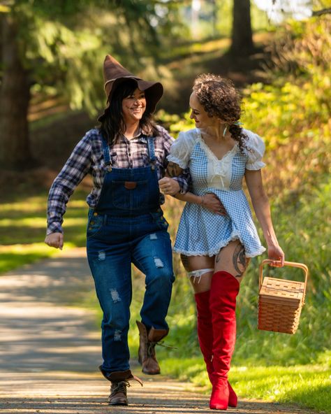 Dorothy & The scarecrow are off to see the Wizard of Oz #photoshoot #cosplayer #bestie #bffgoals #halloweencostume #photography #bestfriend #bffphotoshoot #bff #couplesphotography Friendship Halloween Photoshoot, Bestie Halloween Photoshoot, Halloween Themed Best Friend Photo Shoot, Friend Witch Photoshoot, Friends Spooky Photoshoot, Dorothy Wizard Of Oz, Bff Photoshoot, Sophomore Year, Bff Goals