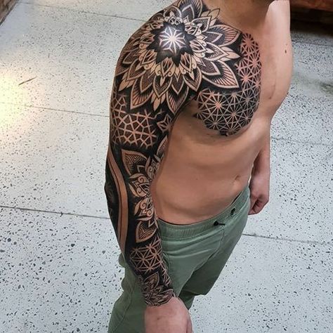 Black Shoulder Tattoo, Geometric Tattoo Shoulder, Shoulder Tattoos For Men, Mandala Tattoo Men, Tato Maori, Mandela Tattoo, Geometric Tattoo Sleeve Designs, Mandala Tattoo Sleeve, Cool Shoulder Tattoos