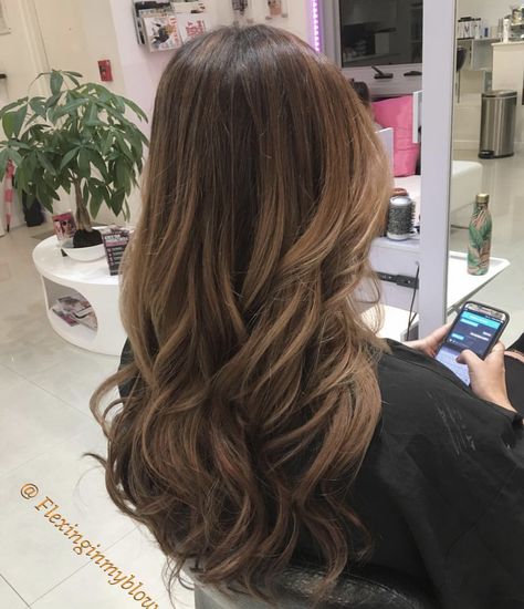 Medium Loose Curls, Brown Hair With Hazelnut Highlights, Brown Hair Partial Balayage, Light Brown Hair With Dark Roots, Dark Brown Highlights On Brown Hair, Brunette Curled Hair, Brunnet Hair Balayage, Beige Brown Balayage, Balyage Brunette