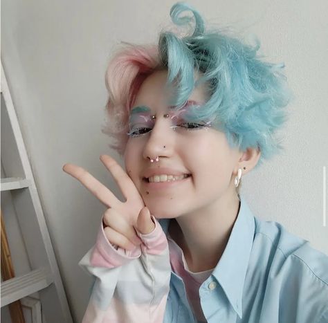 Short Dyed Hair Inspiration, Anime Boy Hairstyle, Hair Colors For Pale Skin, Ideas Background, Boy Hairstyle, Half And Half Hair, Opal Hair, Androgynous Hair, Candy Hair