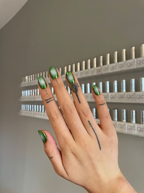 Green Blue Gel Nails, Green Chrome Nails Acrylic, Chrome Minimalist Nails, Funky Engagement Nails, Green Chrome Nail Art, Irredescent Green Nails, Fresh Chrome Nails, Aura Natural Nails, Chrome On Chrome Nails