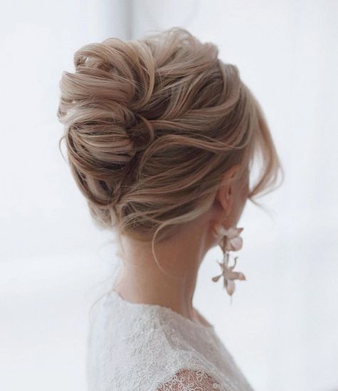 Bridal Messy French Roll Midi Hair Midi Hair, Quick Updo, Mother Of The Groom Hairstyles, Trendy Updos, Bride Updo, Easy Updo, Wedding Hair Up, Easy Updo Hairstyles, Fancy Hair