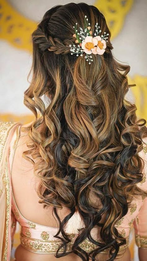 Open Hairstyles Bridal Indian Wedding, Indian Hairstyles For Long Hair Wedding, Long Hairstyles For Engagement, Sangeet Hair Styles For Bride, Hairstyles In Open Hair For Wedding, Open Hairstyles For Brides, New Hair Styles 2022 For Wedding, Party Makeup And Hairstyle, Hair Color Ideas For Brides