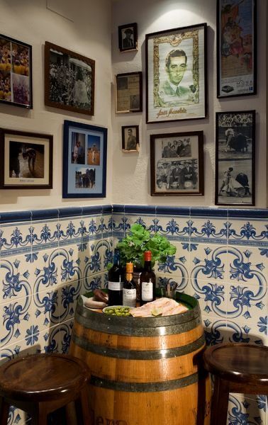 Spanish Bar, Spanish Restaurant, Tapas Restaurant, Rustic Restaurant, Bar Interior Design, Spanish Wine, Tapas Bar, Restaurant Concept, Hotel Interior Design