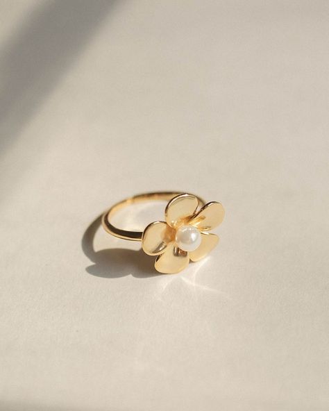 En Route Jewelry, Gold Earrings Models, Modern Gold Jewelry, Jewelry Set Design, Gold Bridal Jewellery Sets, Daisy Ring, Metal Clay Jewelry, Gold Rings Fashion, Gold Ring Designs