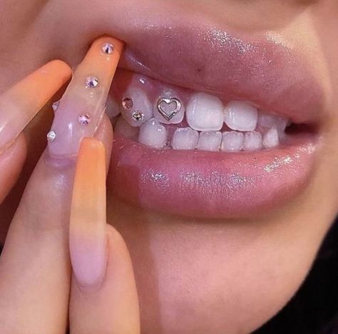 Girl Grillz, Teeth Gems, Stile Kylie Jenner, Pretty Teeth, Dental Jewelry, Grillz Teeth, Diamond Teeth, Grills Teeth, Fashion Student