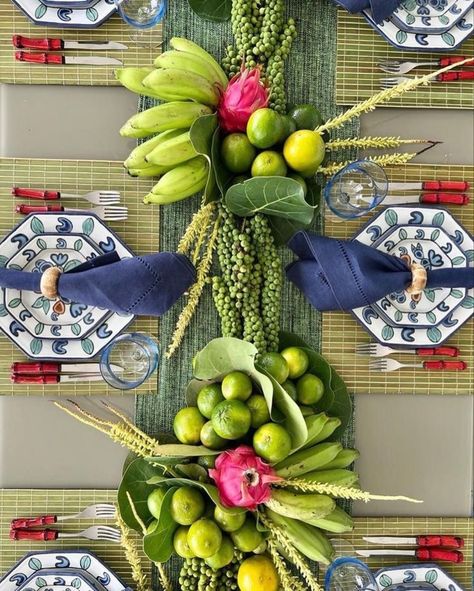 Hawaiian Flower Arrangements, Culinary Design, Filipiniana Wedding Theme, Tropical Table, Buffet Set Up, Filipiniana Wedding, Asian Dinner, Deco Fruit, Napkin Folds