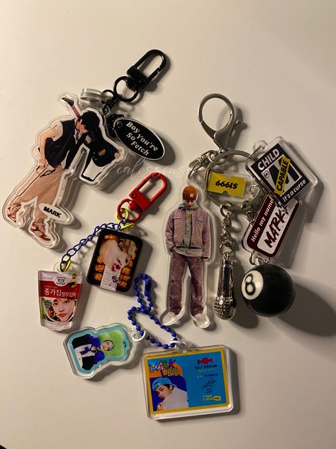 Kpop Keychain Ideas, Keyring Aesthetic, Key Chains Aesthetic, Keyring Kpop, Keyring Ideas, Kpop Keychain, Aesthetic Keychain, Keychain Aesthetic, Keychain Design