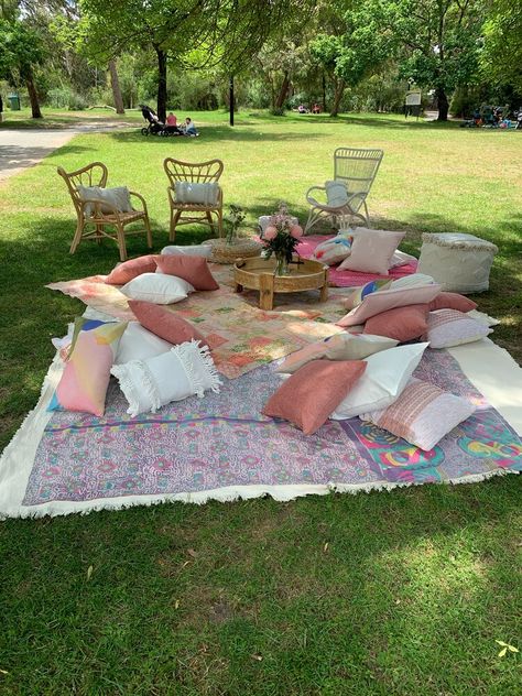 Backyard Picnic Table Decor, Pillow Picnic Garden Parties, Large Picnic Party, Outdoor Garden Birthday Party, Big Picnic Party, Flower Picnic Party, Graduation Picnic Ideas, Garden Party Activities Adults, Adult Picnic Ideas