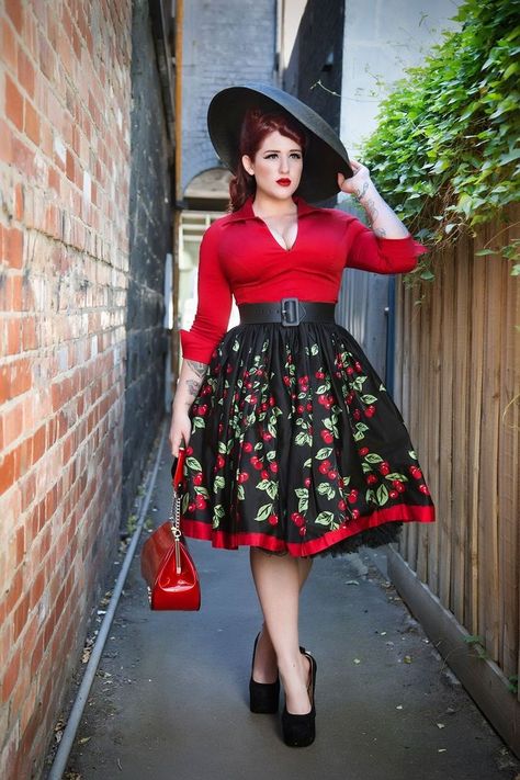 Important Fashion Tips for Curvy Women                                                                                                                                                     More Plus Size Rockabilly, Mode Rockabilly, Couture Dior, Walking Down The Street, Robes Vintage, Rockabilly Outfits, Pinup Couture, Retro Mode, Rockabilly Dress