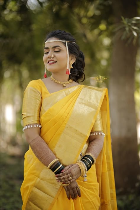 Haldi Potrait For Bride, Maharashtrian Haldi Bride, Marathi Haldi Look For Bride, Haldi Poses For Bride Simple, Haldi Saree Look For Bride, Bride Haldi Photoshoot Poses, Haldi Look For Bride In Saree, Haldi Saree Look, Bridal Haldi Photoshoot