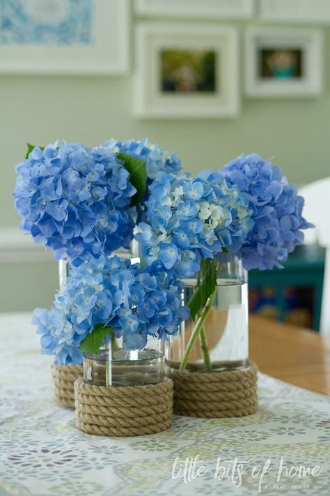 For this months create with me challenge, I made a DIY crate bookshelf from an old wooden crate. Super quick and easy to do. Get the tutorial here! Nautical Flower Centerpieces, Coastal Rehearsal Dinner Decor, Coastal Flower Arrangements, Coastal Floral Arrangements, Pekny Den, Coastal Centerpiece Ideas, Diy Crate Bookshelf, Coastal Wedding Flowers, Coastal Wedding Centerpieces