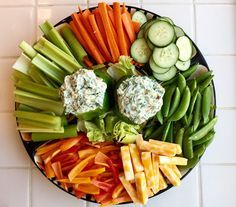 Veggie Platter Display, Veggie Platter, Platter Board, Vegetable Tray, Vegetable Platter, Party Food Platters, Veggie Dip, Charcuterie Recipes, Veggie Tray