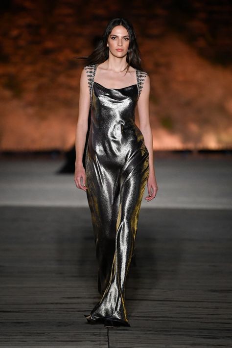 Couture 2024, Fashion 1920s, Silver Metallic Dress, Resort 2024, Glamour Dress, Model Inspo, Runway Dresses, Alt Fashion, 1920s Fashion