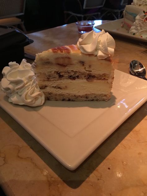 Cheesecake Factory Aesthetic, Cheesecake Factory Food, Cinnamon Swirl Cheesecake, Cheesecake Factory Cheesecake, Cheescake Factory, Cheesecake Aesthetic, Cheesecake Factory Recipes, Swirl Cheesecake, The Cheesecake Factory