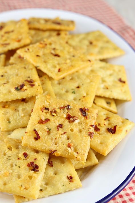 Alabama Fire Crackers are a crispy snack made with saltine crackers, spices and red pepper flakes for a spicy and delicious kick! Spicey Crackers, Spicy Saltine Crackers, Spicy Saltines, Alabama Fire Crackers Recipe, Alabama Fire Crackers, Spicy Crackers Recipe, Seasoned Saltine Crackers, 3 Ingredient Biscuit Recipe, Saltine Cracker Recipes