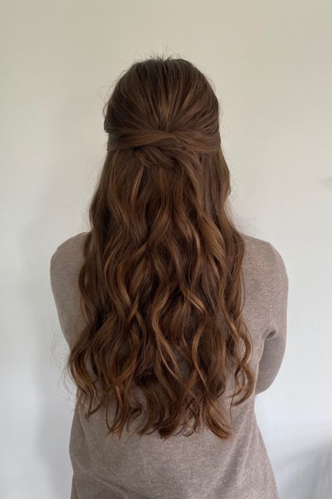 Half Back Wavy Hair, Wedding Hairstyles Simple Half Up, Simple Half Up Half Down Bridal Hair, Simple Hairstyles For Formal Events, Wavy Hair With Front Pinned Back, Curled Half Up Half Down Hairstyles Simple, Simple Prom Half Up Half Down, Soft Curls For Medium Hair Half Up, Hairstyles For Medium Length Hair Brown Brunettes