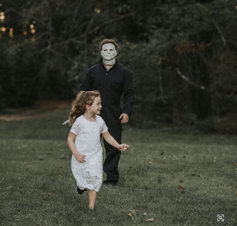 Family Halloween Photoshoot Ideas, Michael Myers Photoshoot, Dark Family Photoshoot, Spooky Family Photo Shoot, Spooky Photography, Fotos Halloween, Halloween Photoshoot Ideas, Sister Shoot, Spooky Shoot