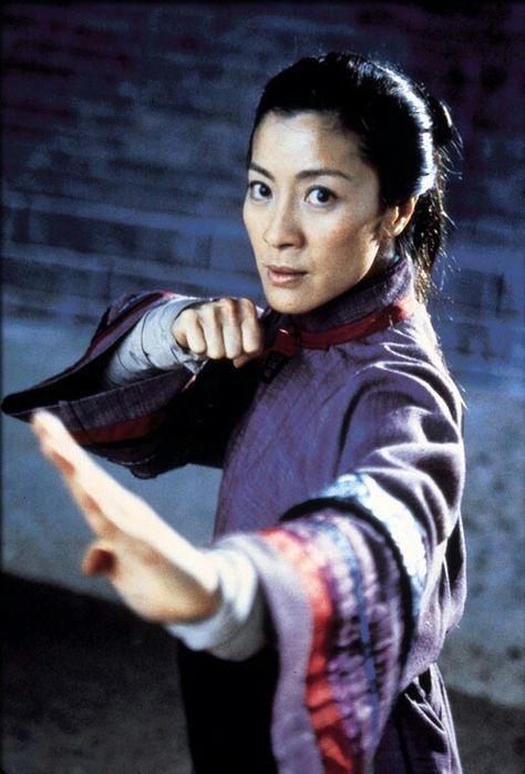 Michelle Yeoh in Ang Lee's classic movie 'Crouching Tiger, Hidden Dragon' which premiered in 2000. [jamezorlando] Crouching Tiger Hidden Dragon, Asian Face, Hidden Dragon, Crouching Tiger, Martial Arts Film, Kung Fu Movies, Best Martial Arts, Blind Girl, Romantic Comedies