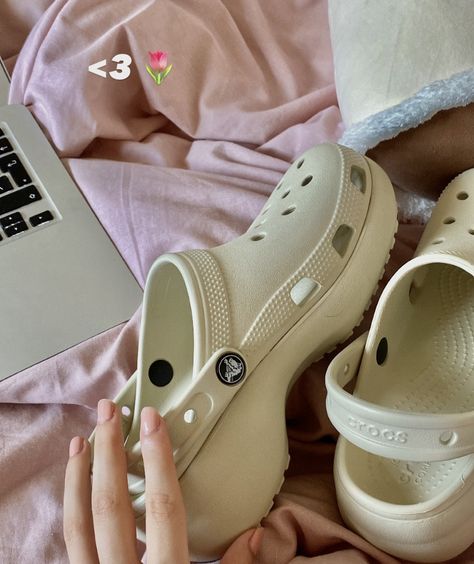 Crocs Aesthetic, Platform Crocs, Moslem Fashion, Crocs Fashion, Samba Outfit, Dad Shoes, Fashion Aesthetics, Shoe Inspo, Pretty Shoes