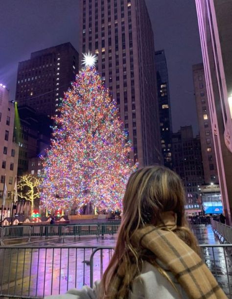 New York Christmas Best Friends, New York Christmas Aesthetic Couple, New York Christmas Instagram, Nyc Christmas Photo Ideas, Nyc Christmas Picture Ideas, Nyc At Christmas Time, Nyc Christmas Aesthetic, Nyc During Christmas, New York Christmas Outfits