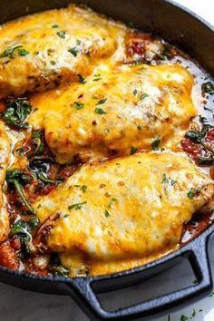 Tomato Spinach Chicken Skillet - Filling, tasty and comforting - A nutritious chicken recipe for a low-carb/keto dinner option. Spinach Chicken, Tomato Spinach, Chicken Skillet Recipes, Chicken Skillet, Sweet Chicken, Chicken Ideas, Simple Chicken, Recipes Simple, Keto Recipes Dinner